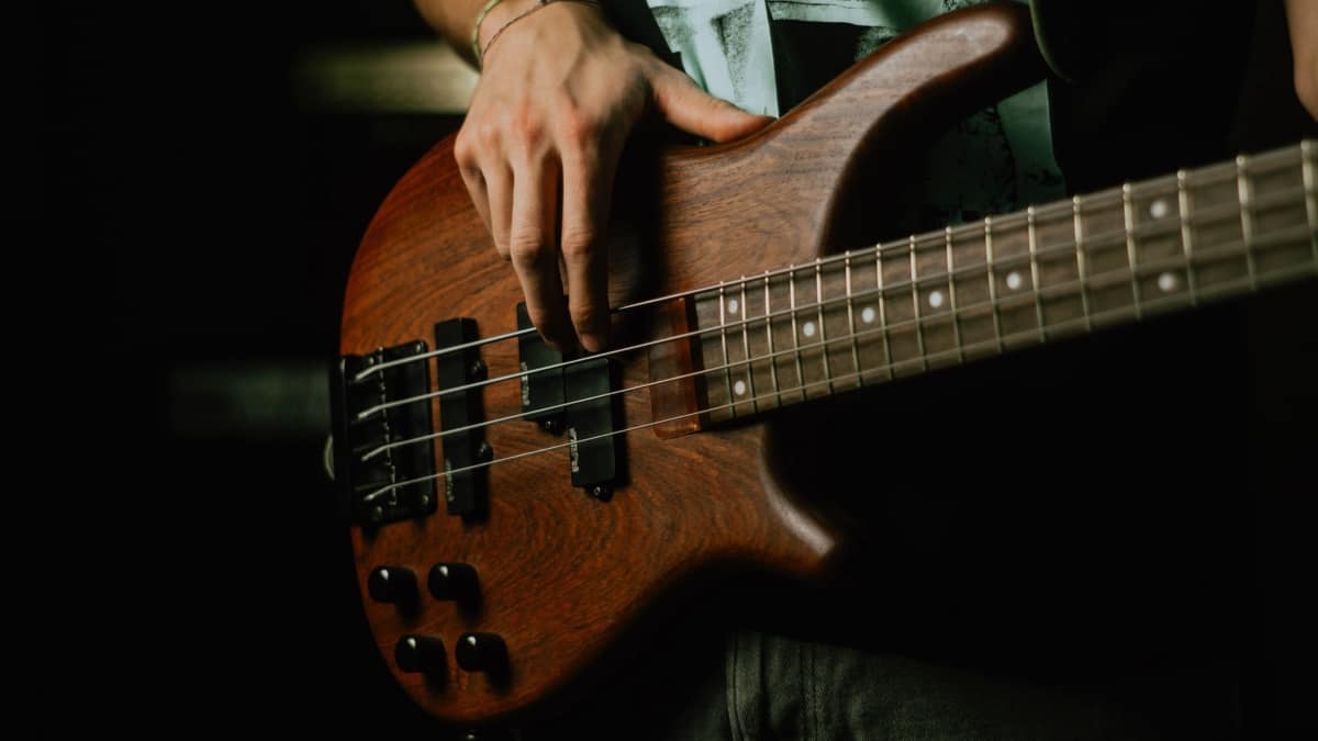 The 4-Finger Technique on Bass: A Game-Changing Approach to Pizzicato Playing